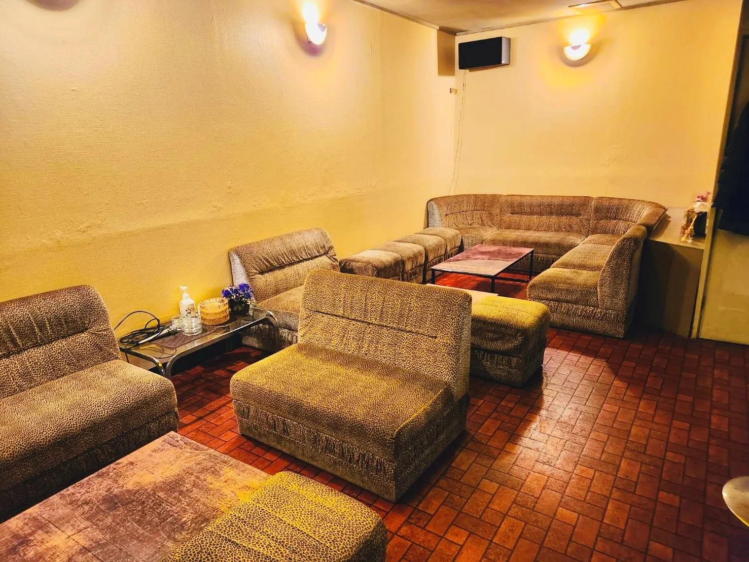 ゆったりとしたソファ席が並ぶスナック古母里の店内